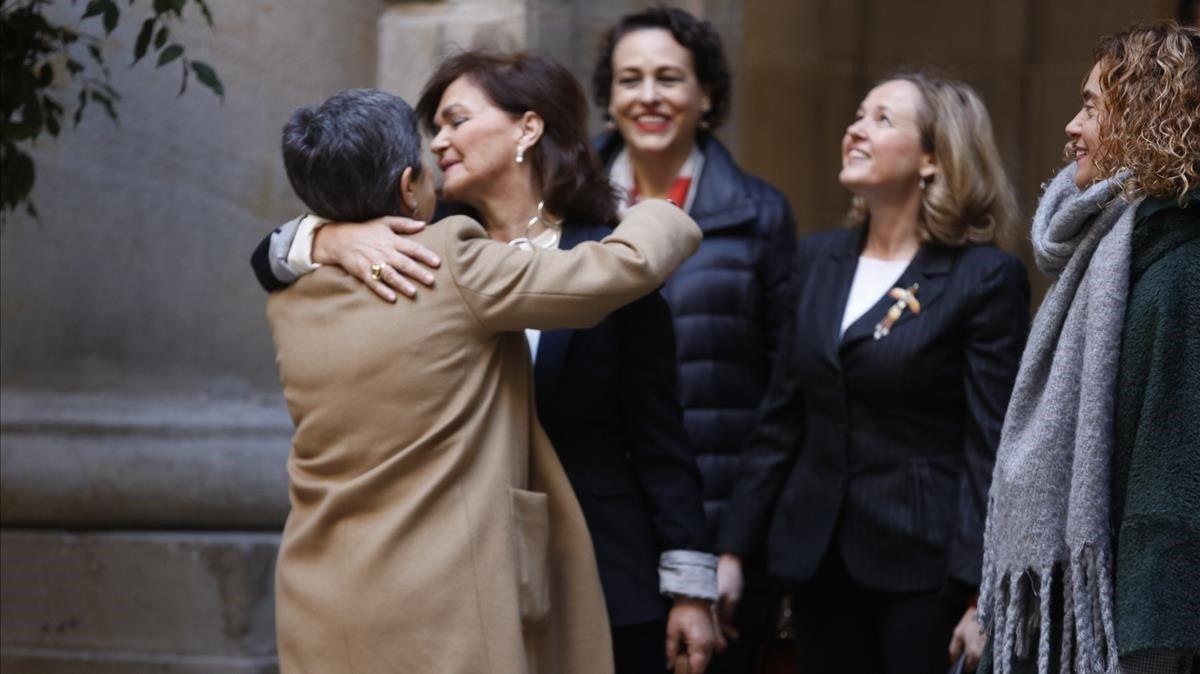 La delegada del Gobierno saluda afectuosamente a las ministras en la entrada de la Llotja La delegada del Gobierno saluda afectuosamente a las ministras en la entrada de la Llotja