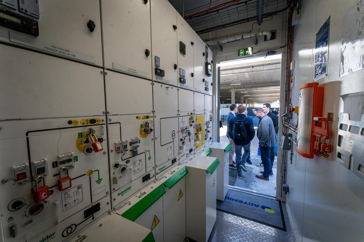 El Port de Barcelona estrena la conexión eléctrica de la terminal de ferris de Grimaldi