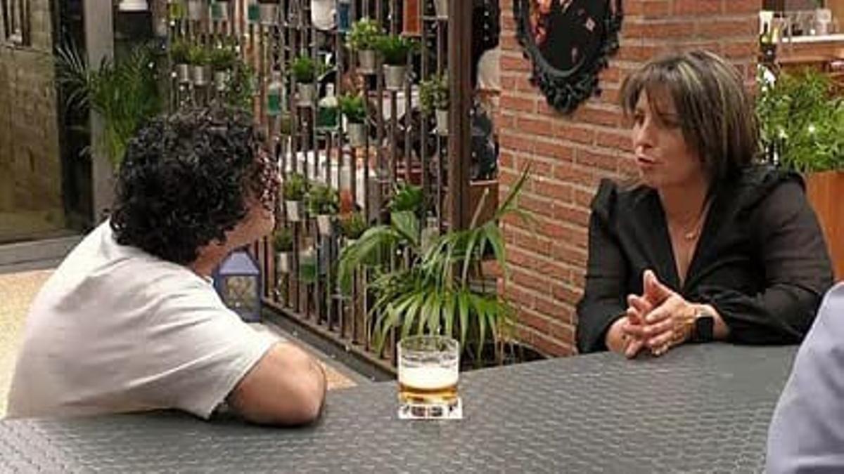 Una soltera desecha bruscamente a su cita en 'First dates': &quot;Me habéis traído un llavero&quot;