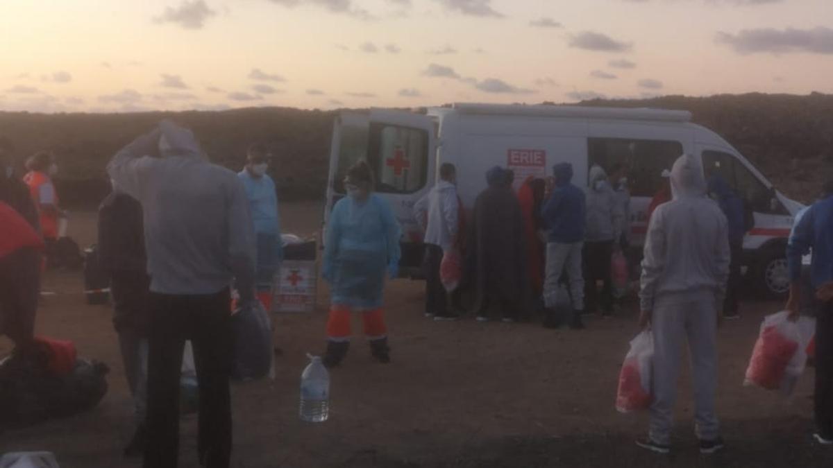 Migrantes llegados este viernes  a la costa de Caletón Blanco, en Haría.