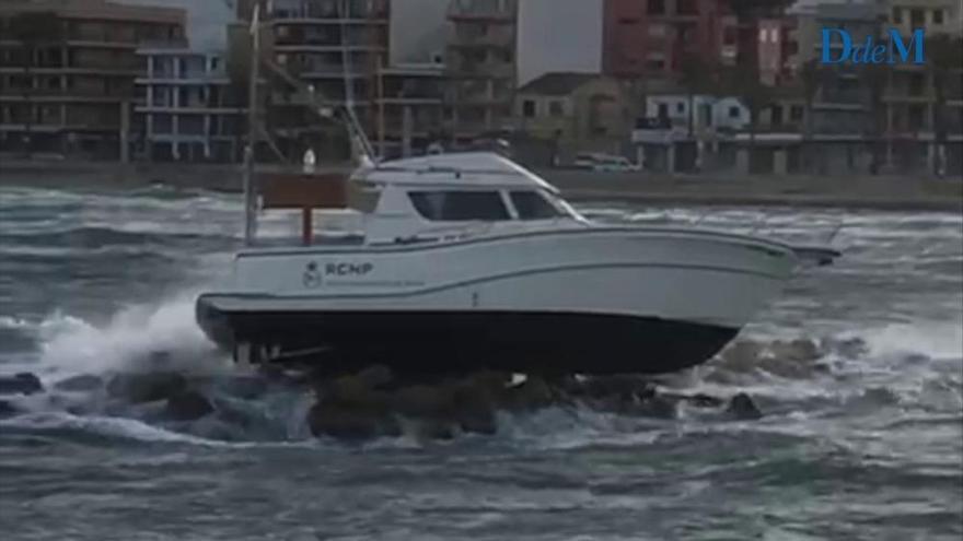 Motorboot läuft vor Arenal auf Grund