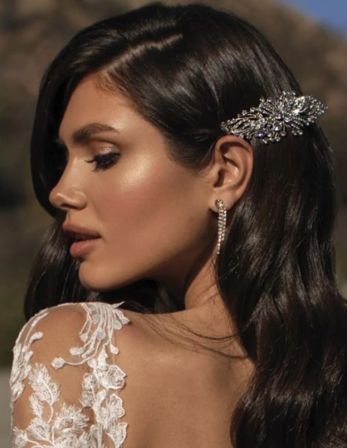 Peineta de inspiración floral en plata con pedrería de Pronovias