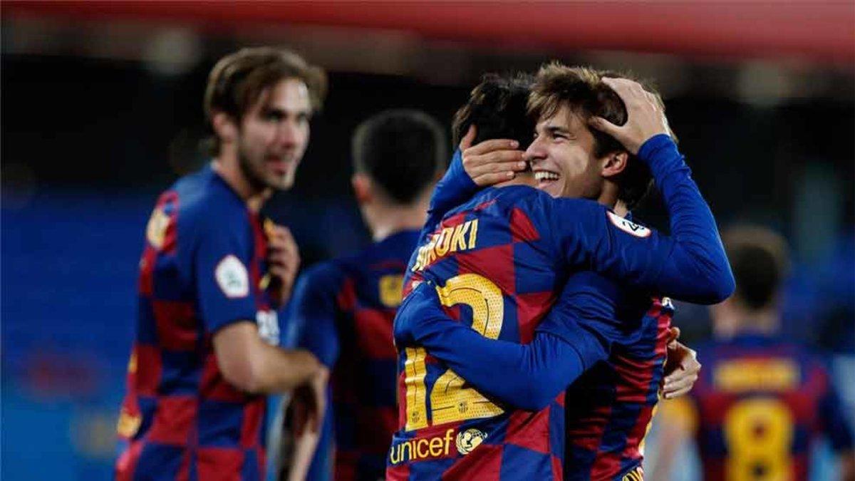 Hiroki y Riqui Puig se abrazan tras un gol del japonés ante La Nucía