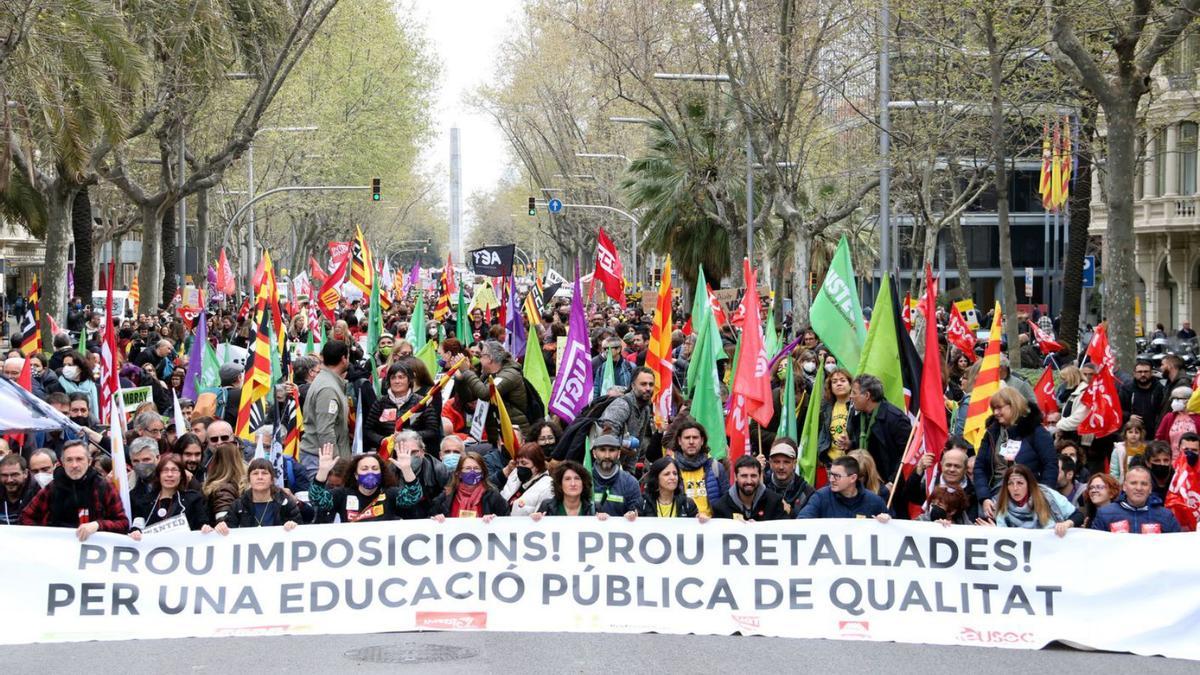 Milers de manifestants a Barcelona en una de les jornades de vaga de mestres del mes de març