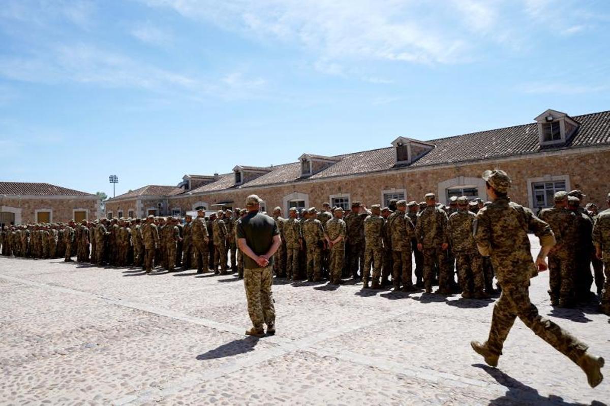 Soldados de una rotación ucraniana forman para comer en la Academia de Infantería de Toledo, el pasado 31 de agosto.