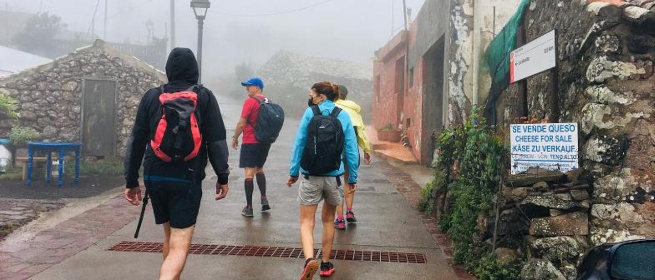 Excursionistas en Teno Alto, el pasado mes de agosto.