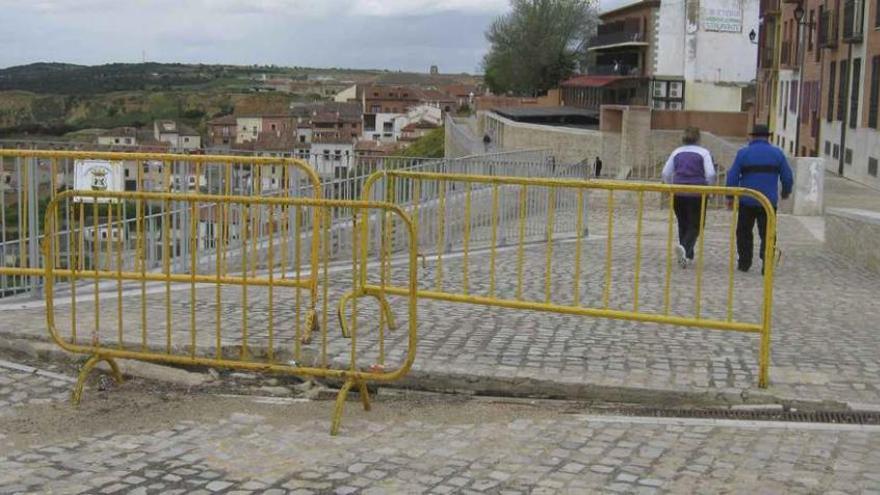 Vallas instaladas por el Ayuntamiento en la zona del paseo en la que se han agravado los problemas de cesiones de terreno.