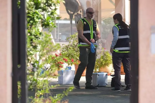 La Policía científica inspecciona la casa del crimen de Elche