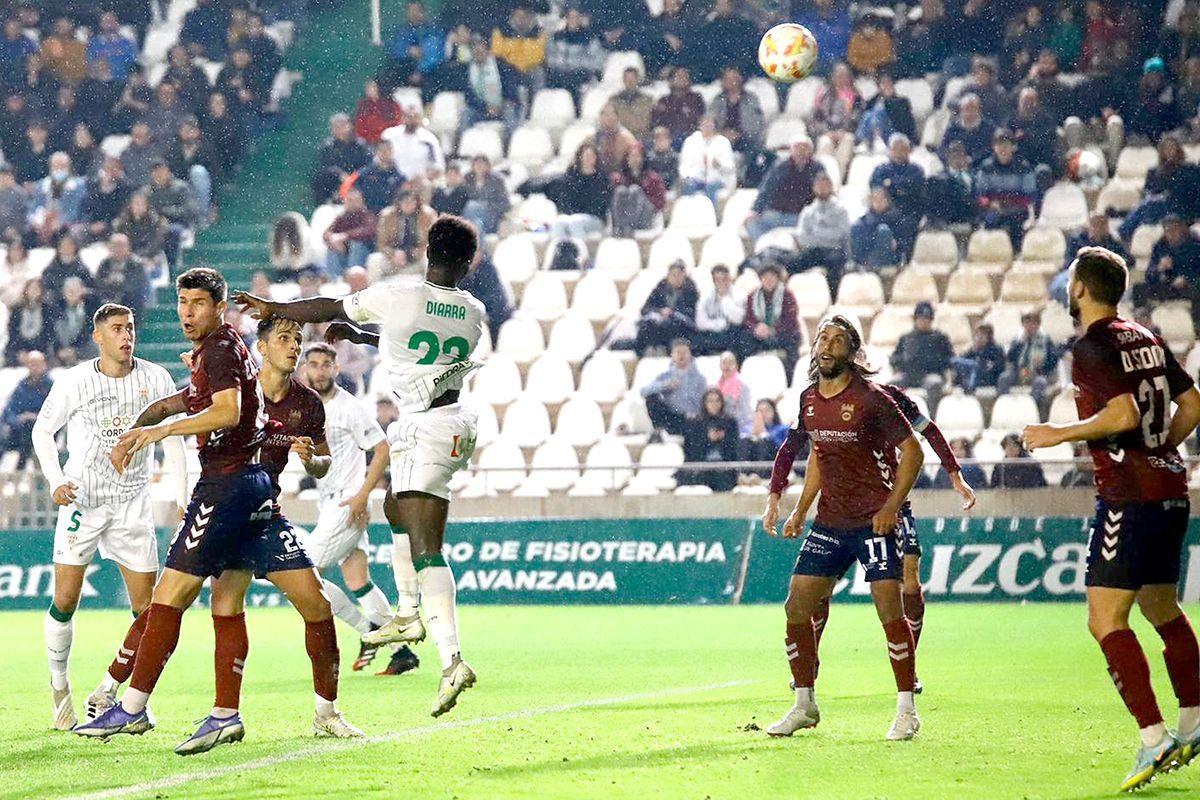 Remate de cabeza de Diarra que supuso el 1-0 para el Córdoba CF ante el Pontevedra en El Arcángel.
