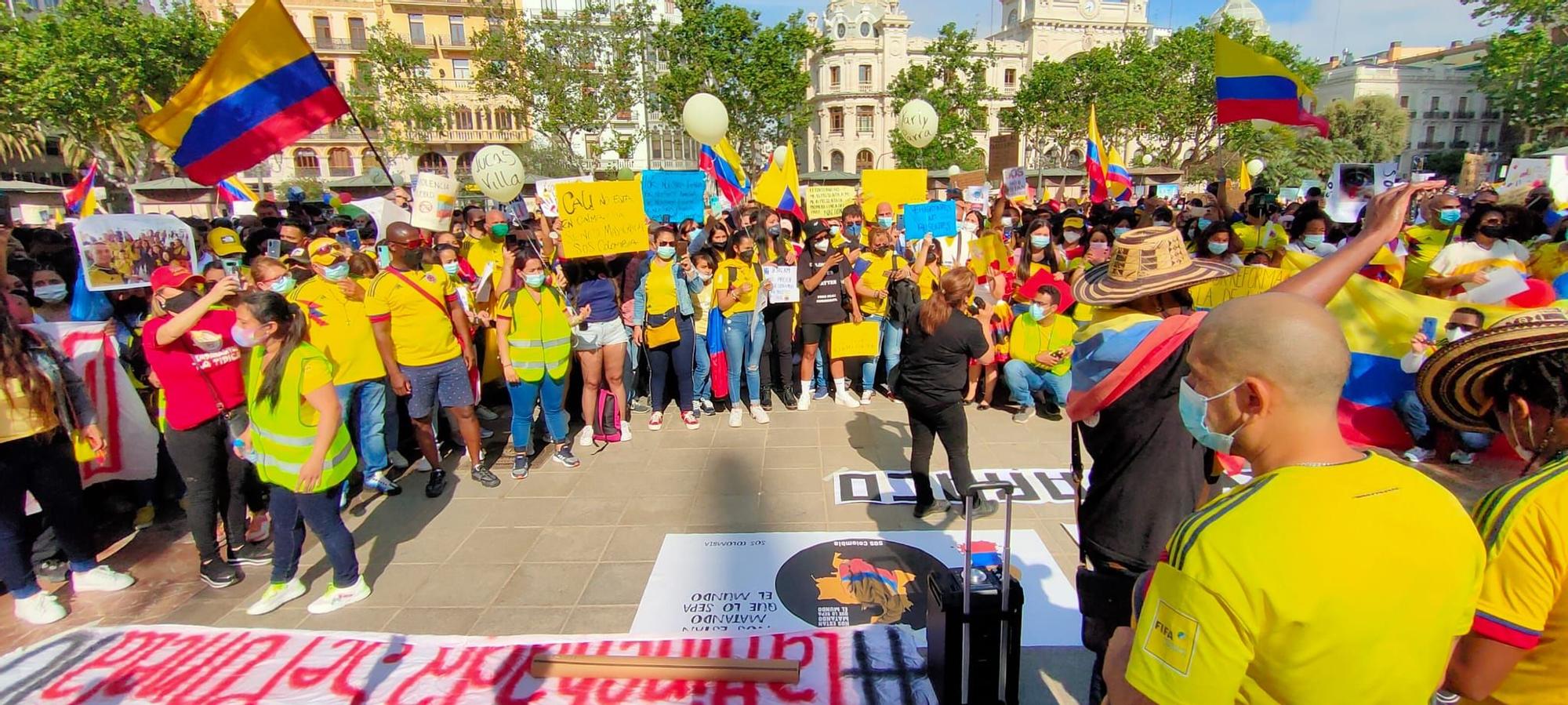 Decenas de colombianos se concentran en València en contra del gobierno de su país