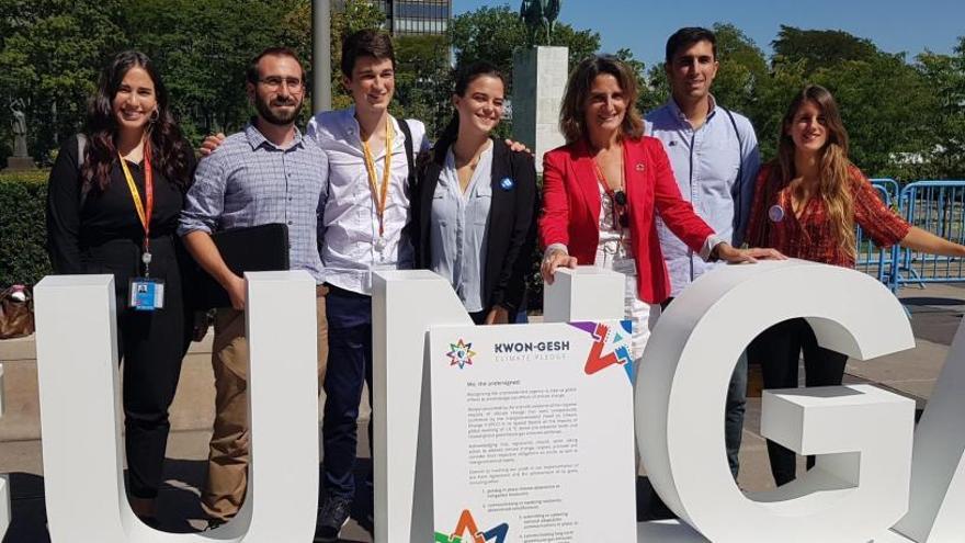 Teresa Ribera junto a los activistas.