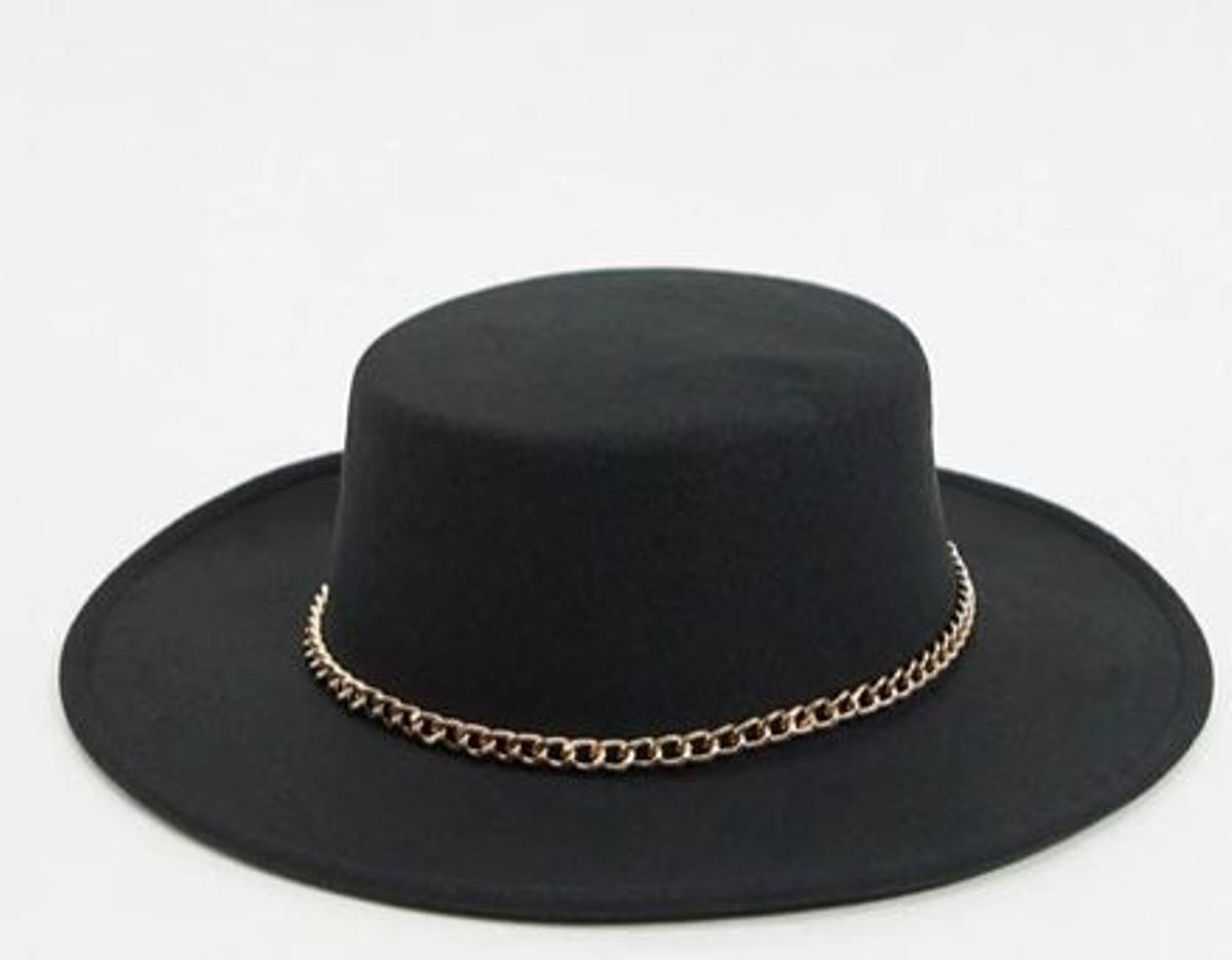 Sombrero negro de diseño canotié con cadena dorada de My Accessories London