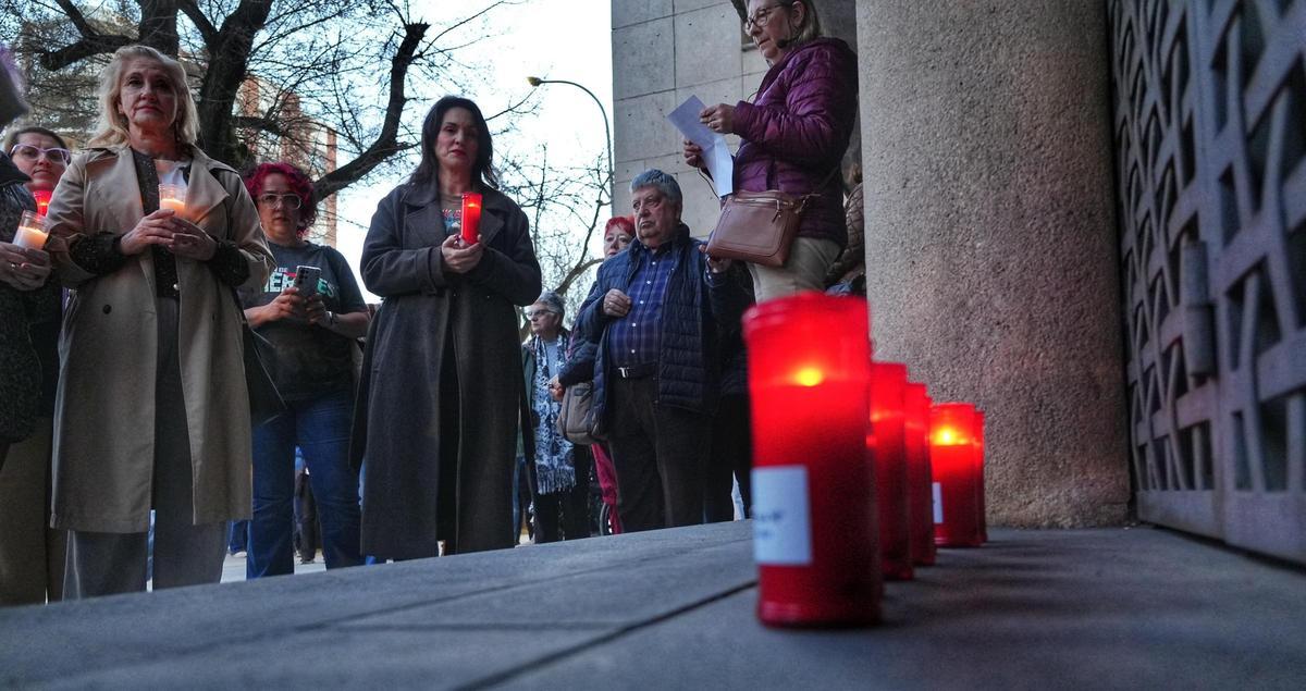Asistentes a la concentración colocan una vela por cada víctima a las puertas de la Audiencia Provincial de Badajoz.