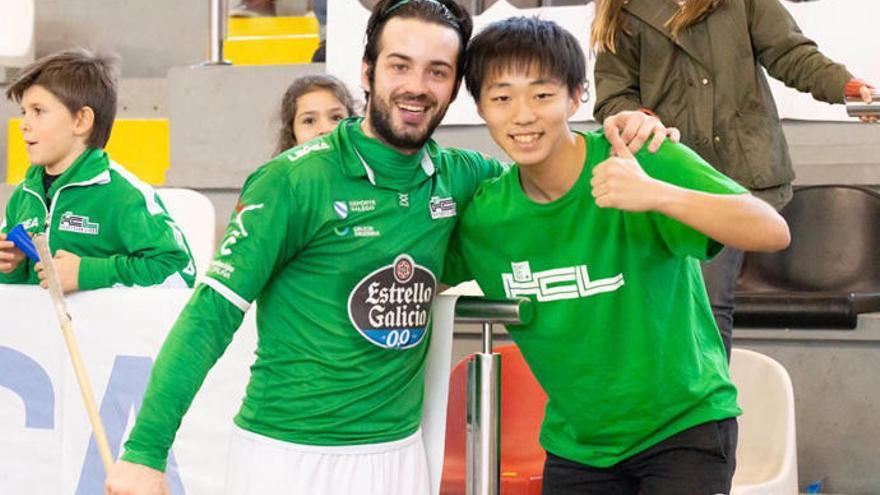 El liceísta David Torres junto al aficionado japonés.