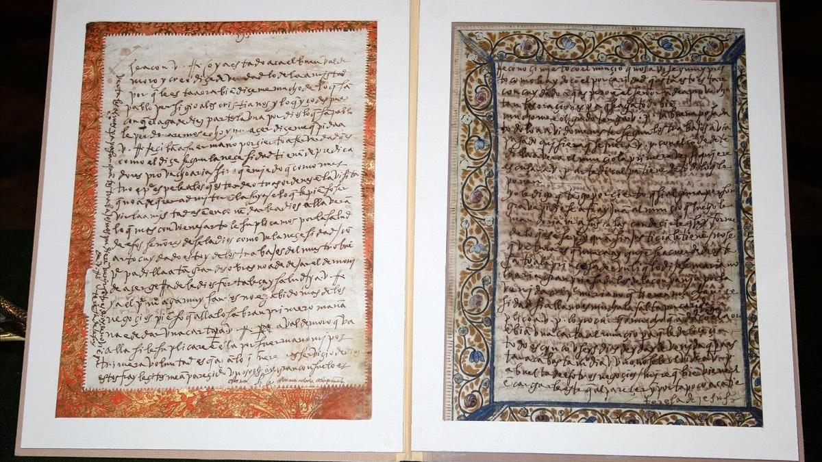 Las dos cartas manuscritas de Santa Teresa de Jesús que han sido recuperas por la Guardia Civil.