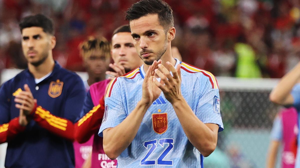 Sarabia aplaude a la afición tras la derrota.