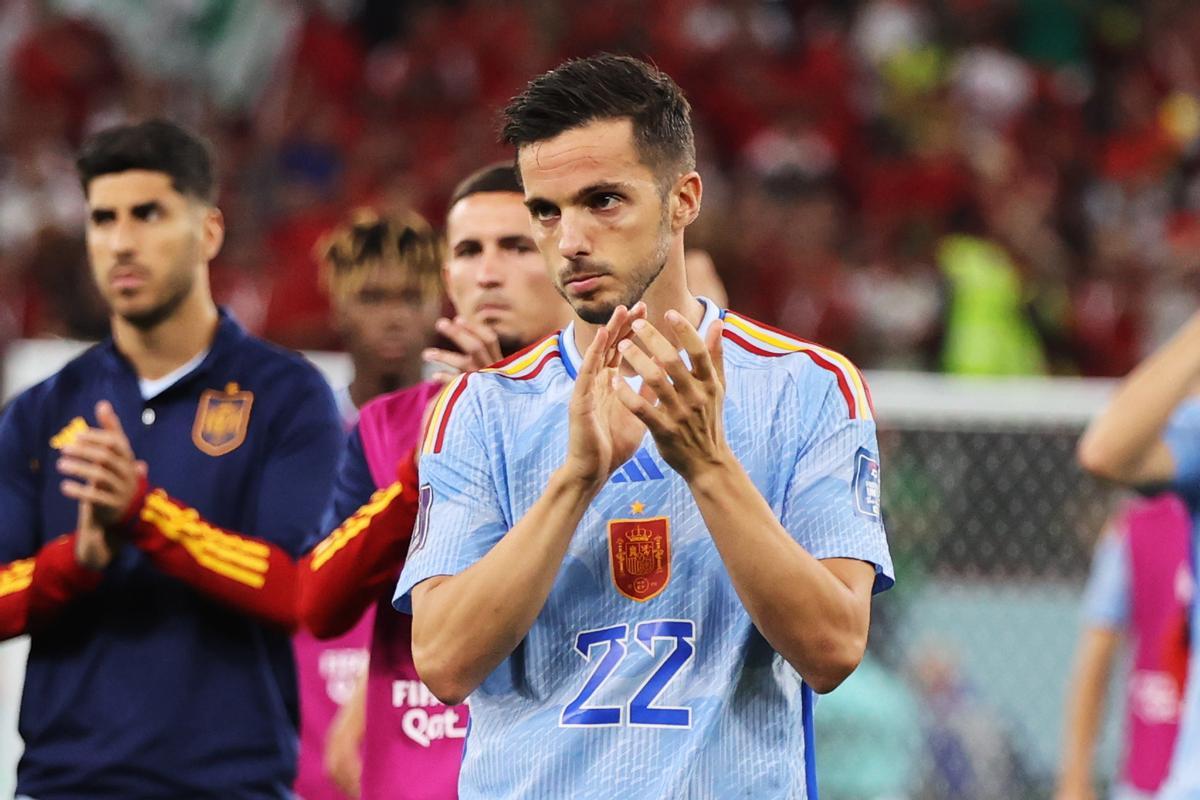 Sarabia aplaude a la afición tras la derrota.