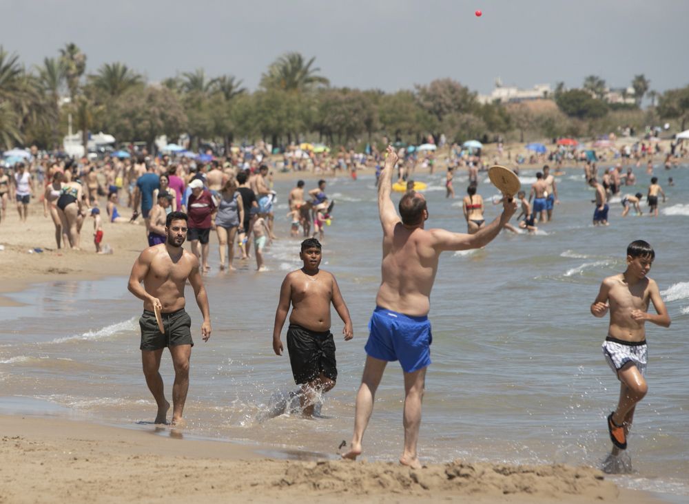 El puente y las altas temperaturas hacen que parezca agosto en la playa del Port de Sagunt