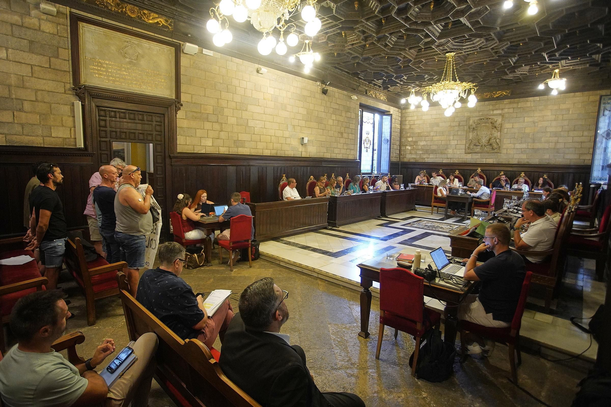 Les fotos del ple de Girona on s'ha aprovat la modificació del contracte de neteja