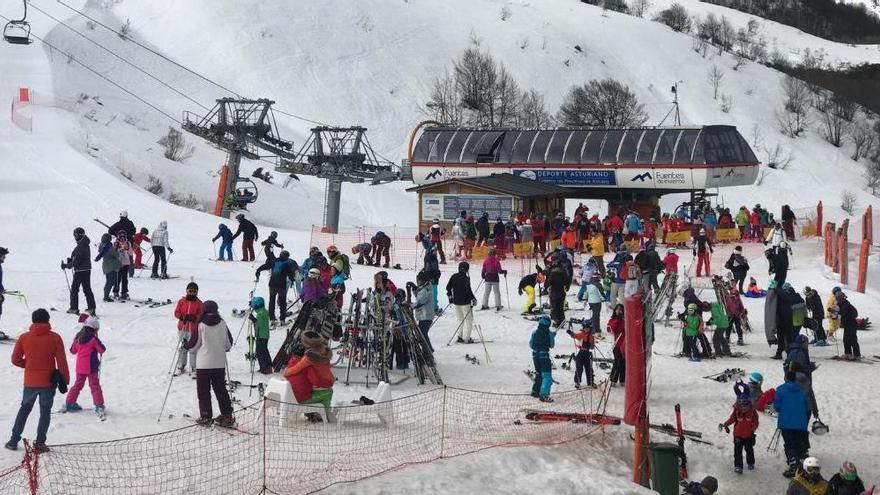 Más de 4.000 esquiadores durante el fin de semana en las estaciones asturianas