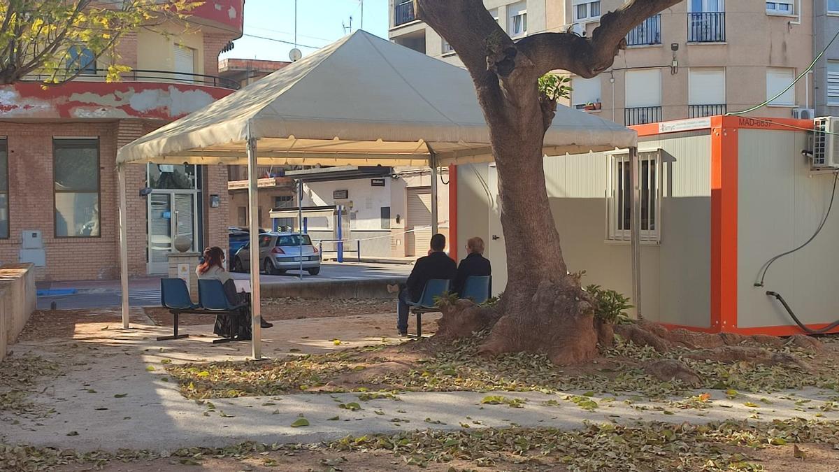 El alcalde lamenta que ahora se presta la atención sanitaria con sillas al aire libre.