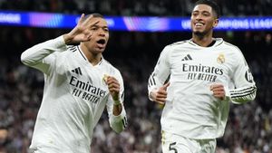 El jugador del Real Madrid Kylian Mbappé celebra con Jude Bellingham, a la derecha, tras anotar el tercer gol de su equipo durante el partido de vuelta de los playoffs de la Liga de Campeones entre el Real Madrid y el Manchester City en el estadio Santiago Bernabéu Real Madrids Kylian Mbappe celebrates with Real Madrids Jude Bellingham, right, after scoring his sides third goal during the Champions League playoff second leg soccer match between Real Madrid and Manchester City at the Santiago Bernabeu Stadium in Madrid, Spain, Wednesday, Feb. 19, 2025. (AP Photo/Manu Fernandez). Fútbol. Liga de Campeones. Champions League. Temporada 2024 2025