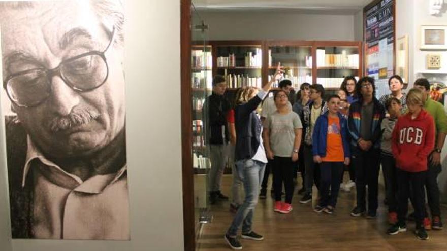 Un grupo de alumnos visita el aula Fuster en el nuevo curso.