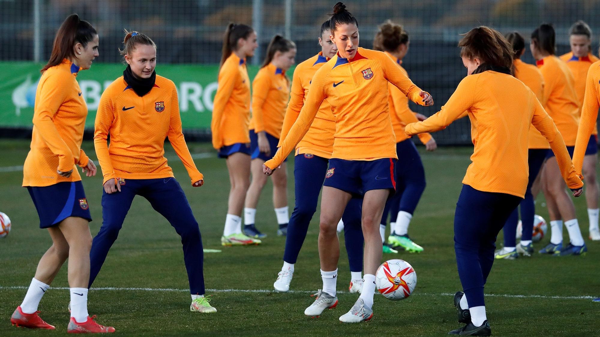 Jennifer Hermoso, en el centro del rondo con otras jugadoras del Barça en el entrenamiento de Las Rozas.