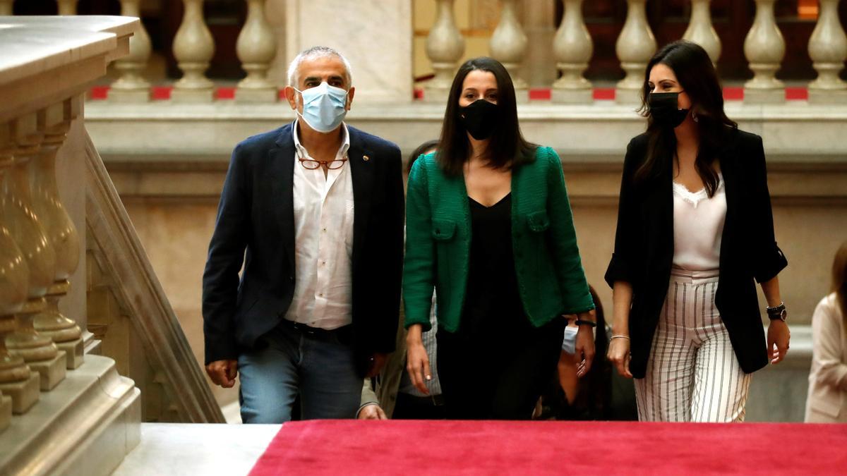 La presidenta de Ciudadanos, Inés Arrimadas, junto al líder del partido en Cataluña, Carlos Carrizosa, y la portavoz Lorena Roldán, a su llegada al Parlament de Cataluña.