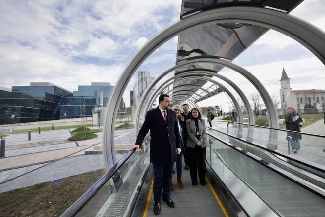 EN IMÁGENES: Barbón inaugura los pasillos rodantes del HUCA y la nueva parada de autobús del hospital