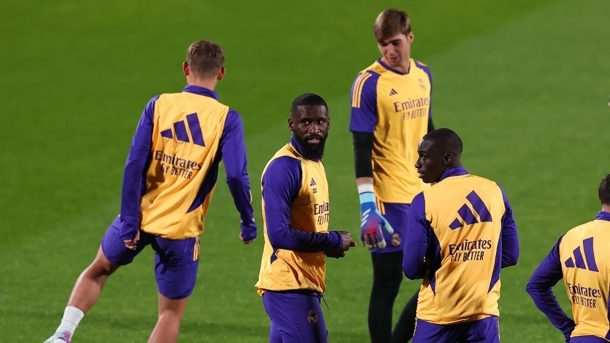 Rudiger y Mendi, con Fran González, en el entrenamiento del RM en Riad