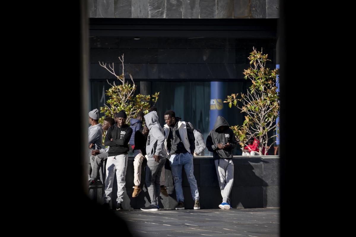 Archivo- Migrantes procedentes de Canarias en el Centro de Recepción, Atención y Derivación (CREADE) de Pozuelo de Alarcón.
