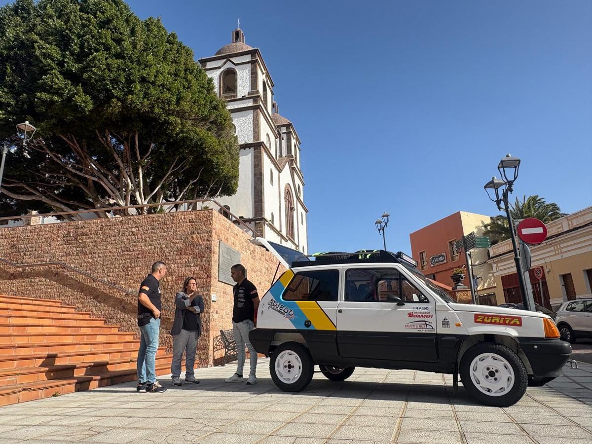 Los pilotos y mecánicos Octavio Sánchez Zurita y Rubén López Martel presentan a la alcaldesa Vanesa Martín el coche con el que participan en el Panda Raid 2026.