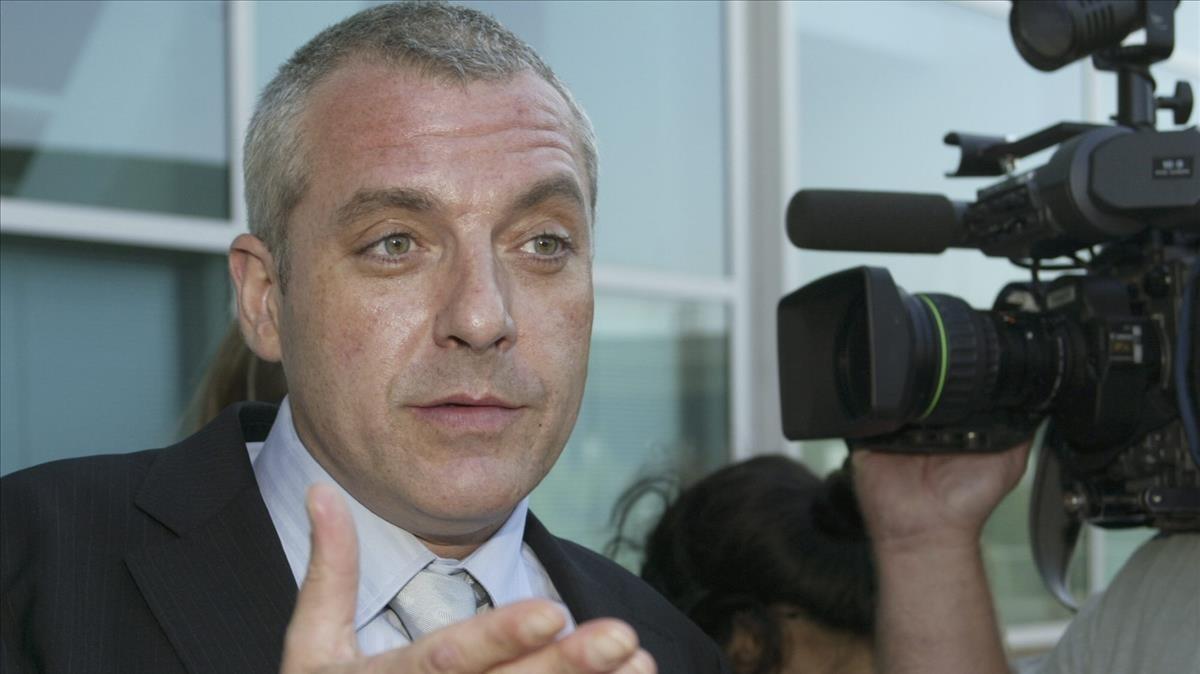 El actor Tom Sizemore hablando con los medios tras un juicio por maltrato, en el 2003.