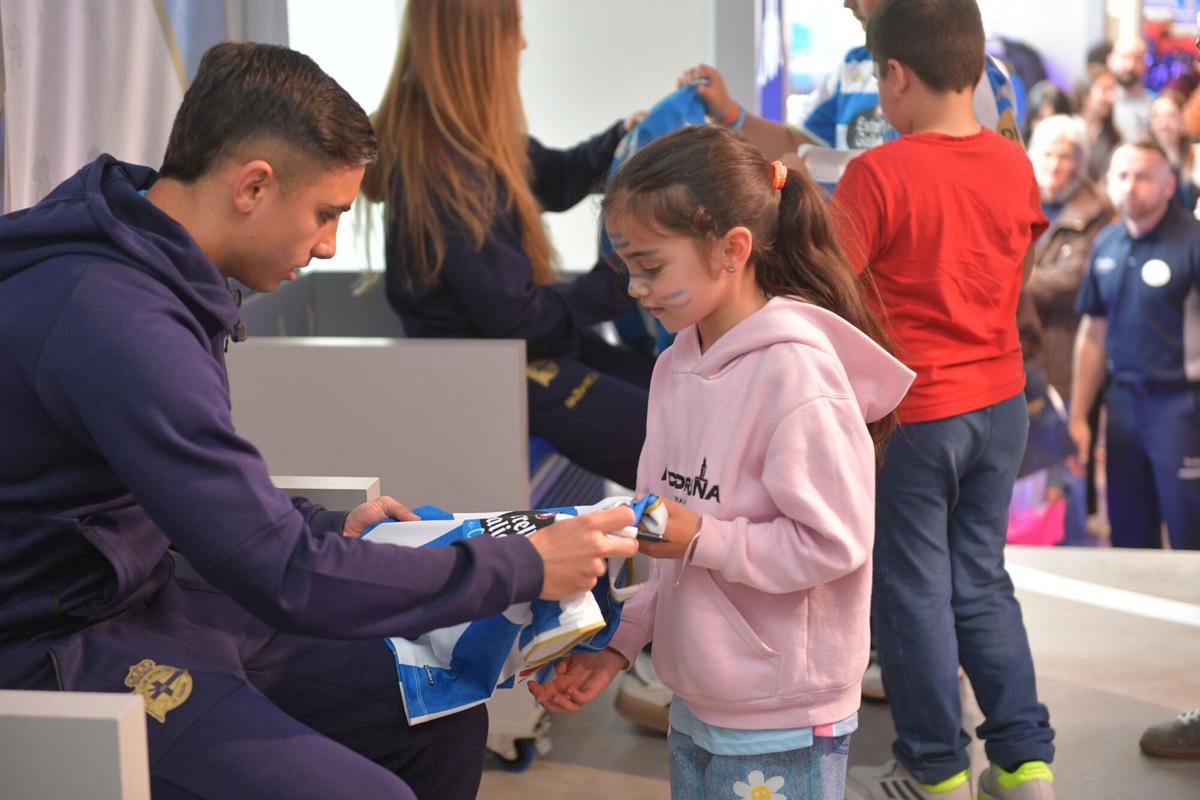 Yeremay Hernández, Luismi Cruz, Millene Cabral y
Noé González han estado presentes en la inauguración y han firmado autógrafos a los deportivistas Yeremay Hernández, Luismi Cruz, Millene Cabral y
Noé González han estado presentes en la inauguración y han firmado autógrafos a los deportivistas