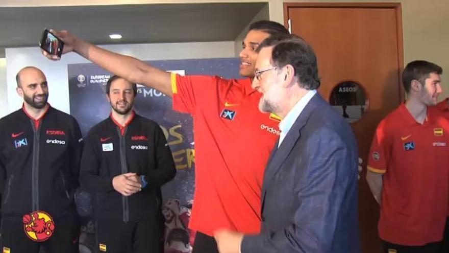 Rajoy se hace un selfie con la selección española de baloncesto