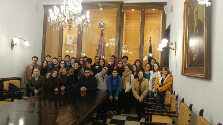 Una foto de familia en la Sala del Oriol, en el Ayuntamiento