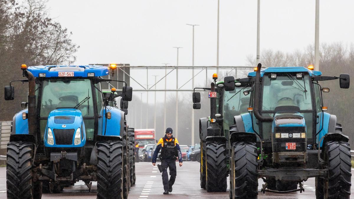 Los tractores bloquean la frontera entre Bélgica y Francia.