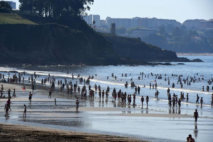 Playas abarrotadas y atascos en Oleiros