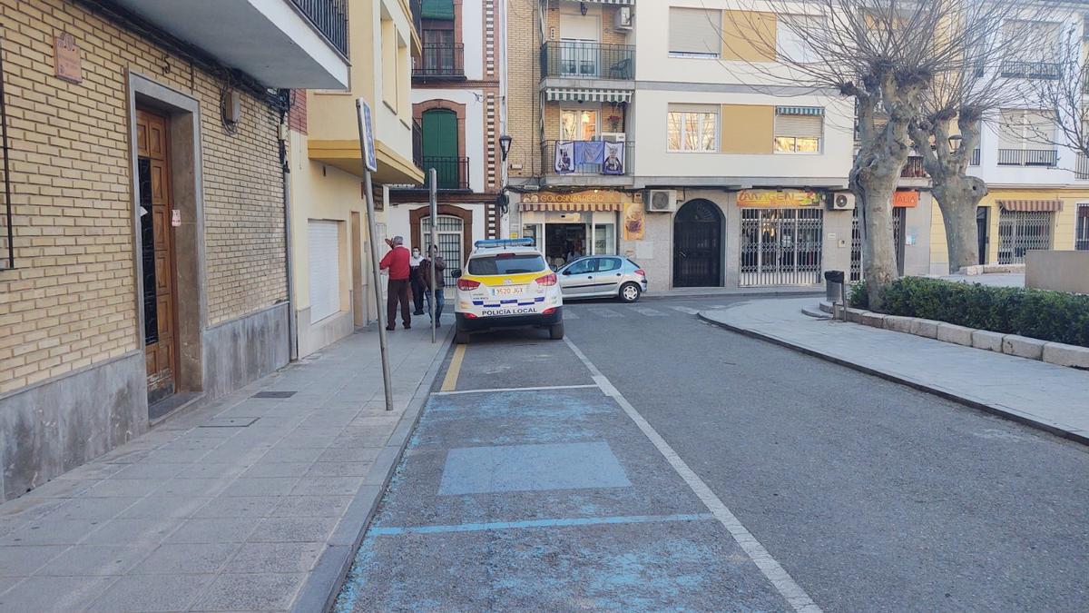 Pocos vecinos de Doña Mencía han salido de sus casas y los comercios permanecen cerrados.