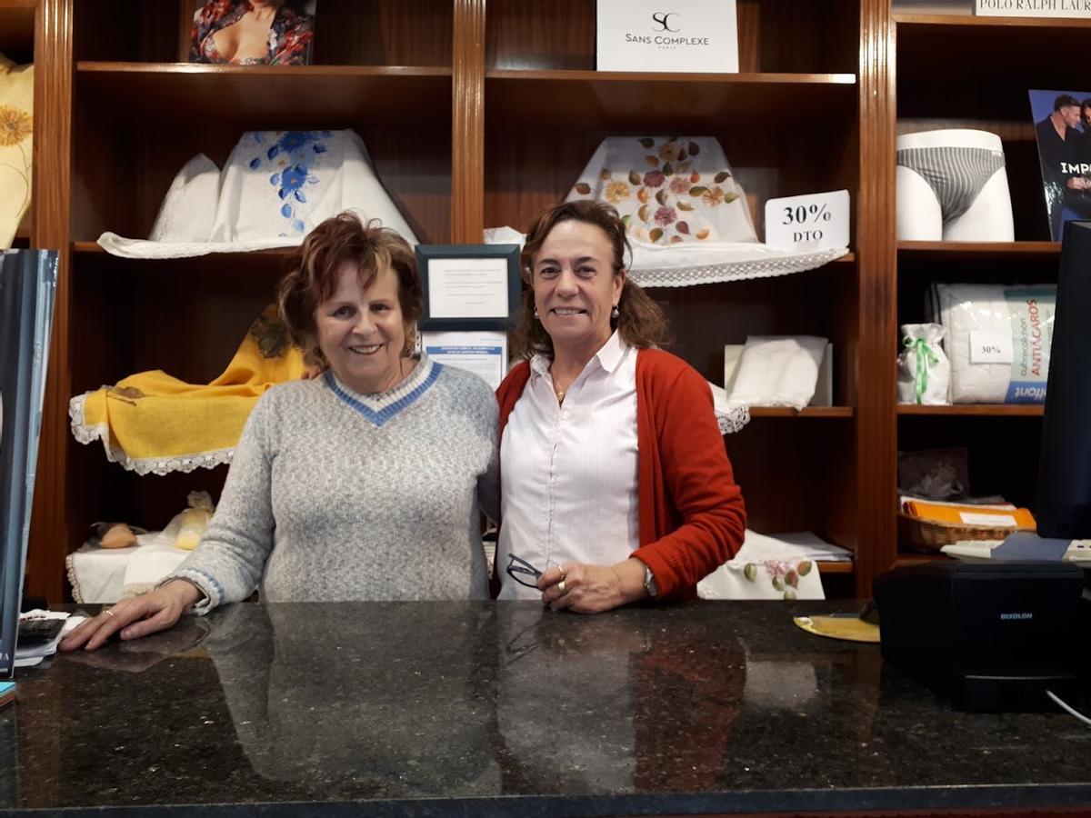 Isaura Baltasar (izquierda) encabeza su tienda de lencería y decoración de hogar desde hace 40 años.