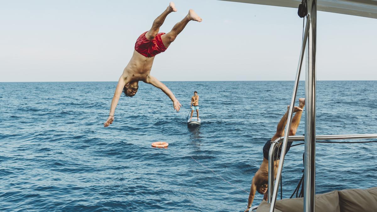 La alternativa acuática: verbena en un catamarán de Sondevela.