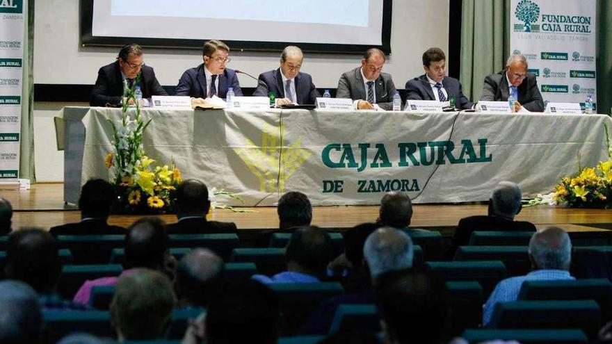 Nicanor Santos Rafael y Cipriano García, en la mesa presidencial de la asamblea.