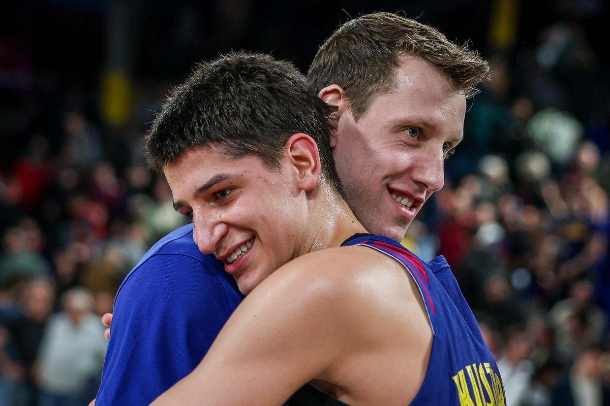 Vesely, uno de los mentores de Kusturica, se abraza al jovenugador para felicitarle por su gran actuación en el Palau