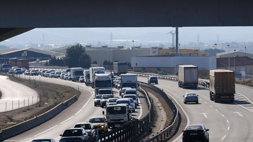 La autovía A-31 vuelve a colapsarse en el Vinalopó