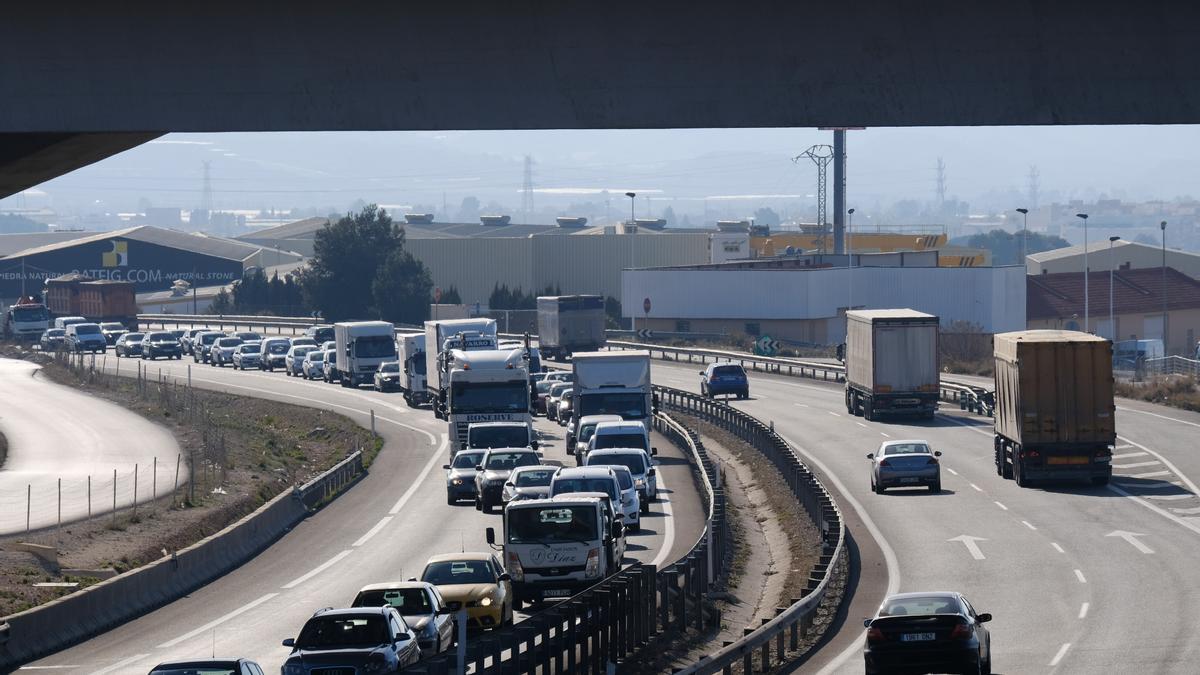 Tráfico lento este martes en la A-31 en sentido Alicante-Madrid.