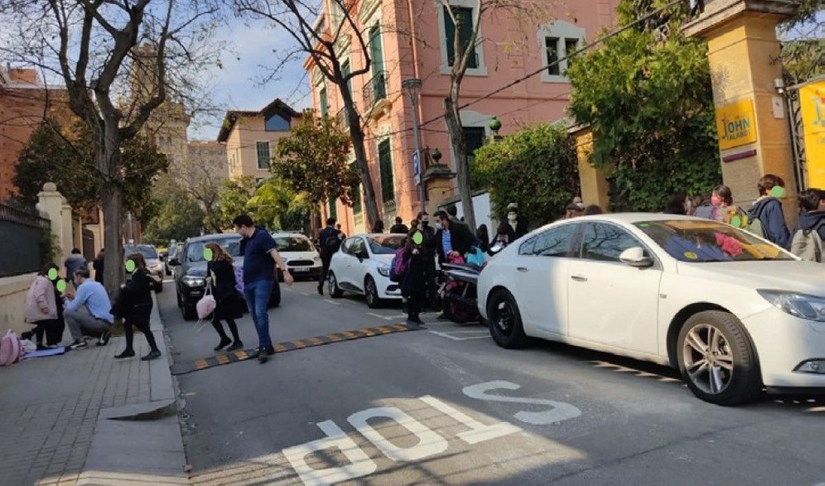 "Les families del col·legi John Talabot denanem més mesures de seguretat vial" "Les families del col·legi John Talabot denanem més mesures de seguretat vial"