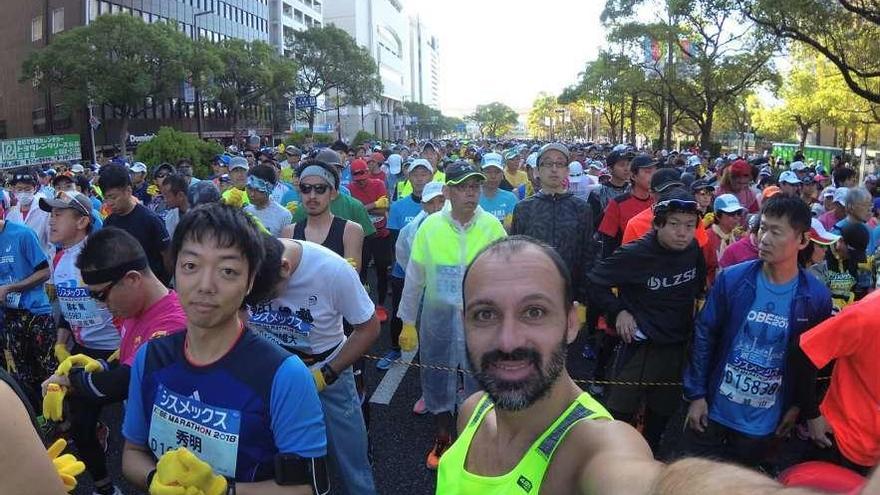 Carlos Santos Teijelo, rodeado de corredores japoneses, antes de tomar la salida en Kobe. // FDV