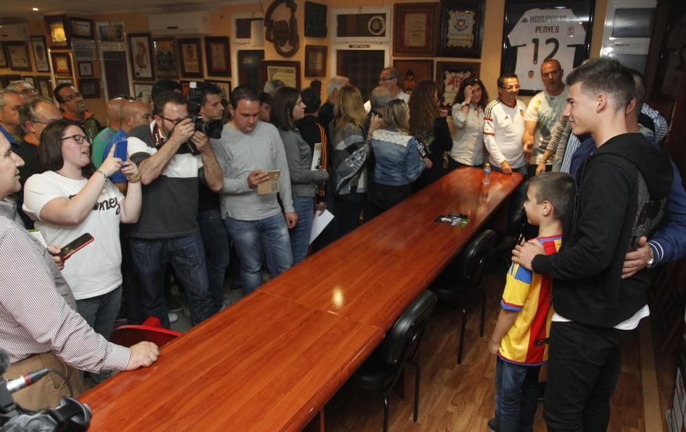 Santi Mina desata la locura de la afición en la Agrupación de Peñas del Valencia