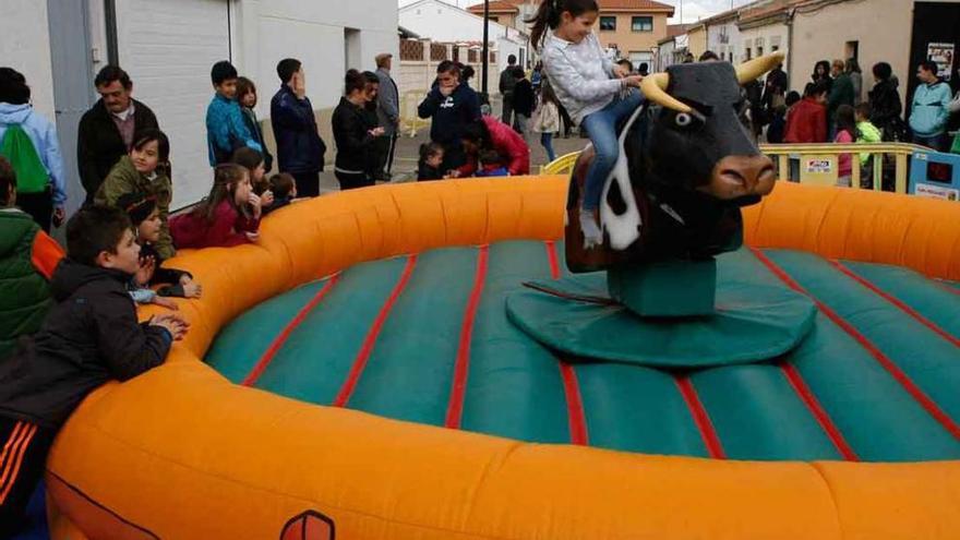 Juegos infantiles durante las fiestas del barrio de San Isidro.